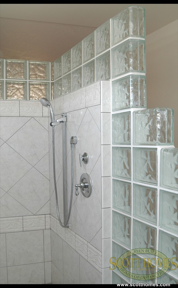 Свежая идея для дизайна: большая главная ванная комната в стиле кантри с накладной ванной, душем в нише, унитазом-моноблоком, серой плиткой, керамической плиткой, зелеными стенами и полом из керамической плитки - отличное фото интерьера