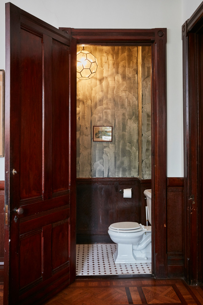 Свежая идея для дизайна: маленькая ванная комната в викторианском стиле с полом из мозаичной плитки, душевой кабиной и обоями на стенах для на участке и в саду - отличное фото интерьера