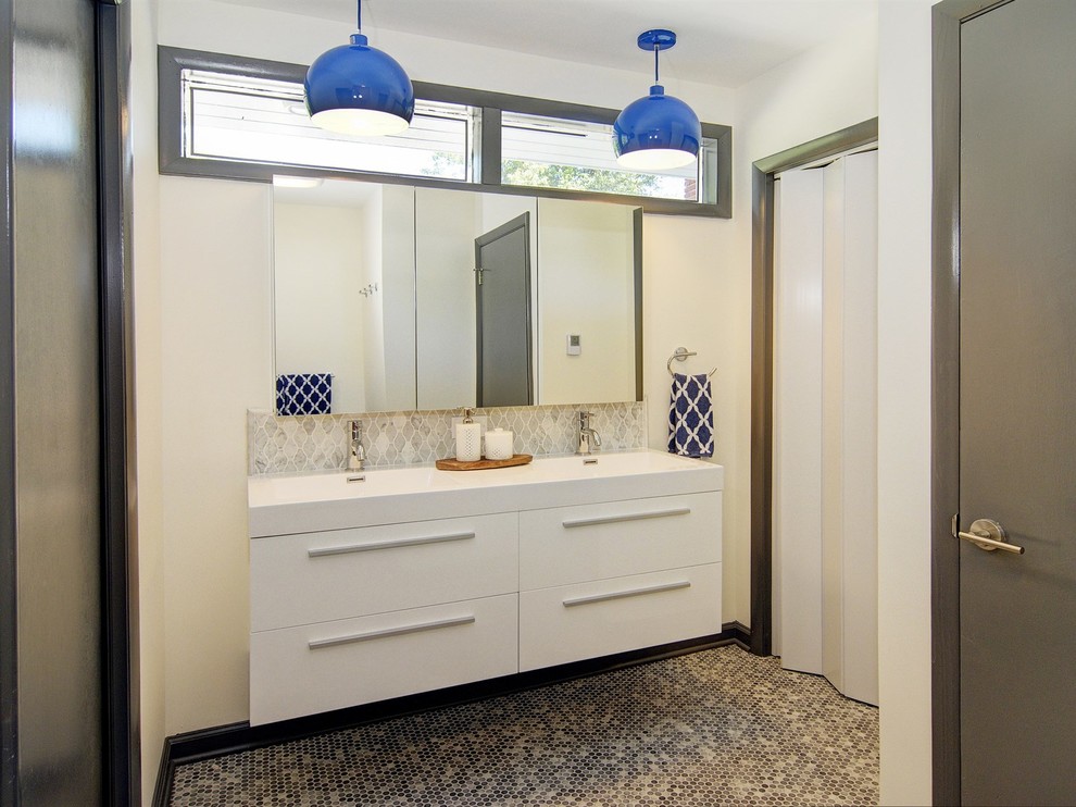 Idéer för att renovera ett funkis badrum med dusch, med ett integrerad handfat, släta luckor, vita skåp, flerfärgad kakel och vita väggar