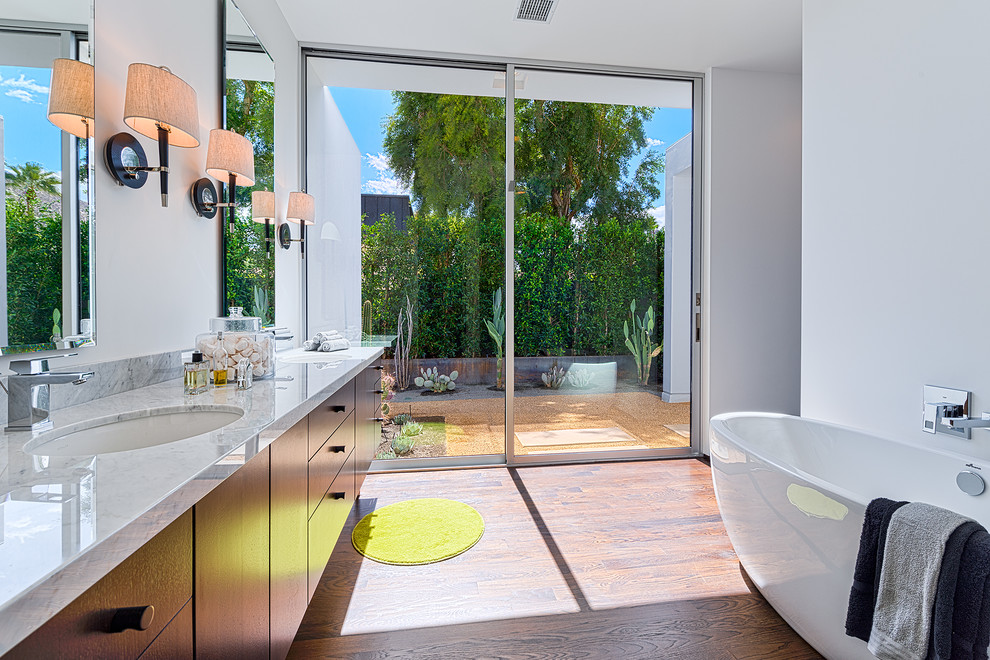 Свежая идея для дизайна: ванная комната в стиле неоклассика (современная классика) с плоскими фасадами, отдельно стоящей ванной, белыми стенами и врезной раковиной - отличное фото интерьера
