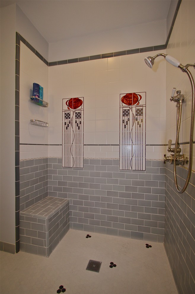 На фото: главная ванная комната среднего размера в классическом стиле с раковиной с пьедесталом, душем без бортиков, раздельным унитазом, разноцветной плиткой, серой плиткой, синими стенами, полом из керамической плитки и плиткой кабанчик с
