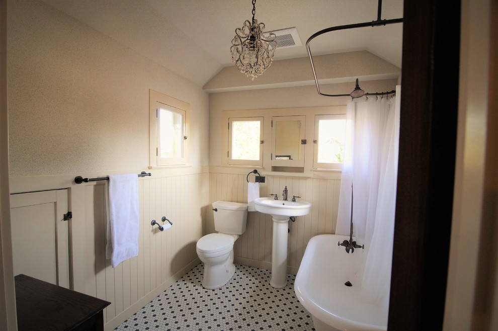 Inspiration for a craftsman bathroom remodel in Los Angeles