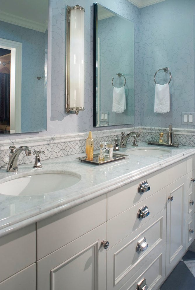На фото: главная ванная комната в классическом стиле с врезной раковиной, фасадами с утопленной филенкой, белыми фасадами, мраморной столешницей, ванной в нише, разноцветной плиткой, синими стенами и мраморным полом с