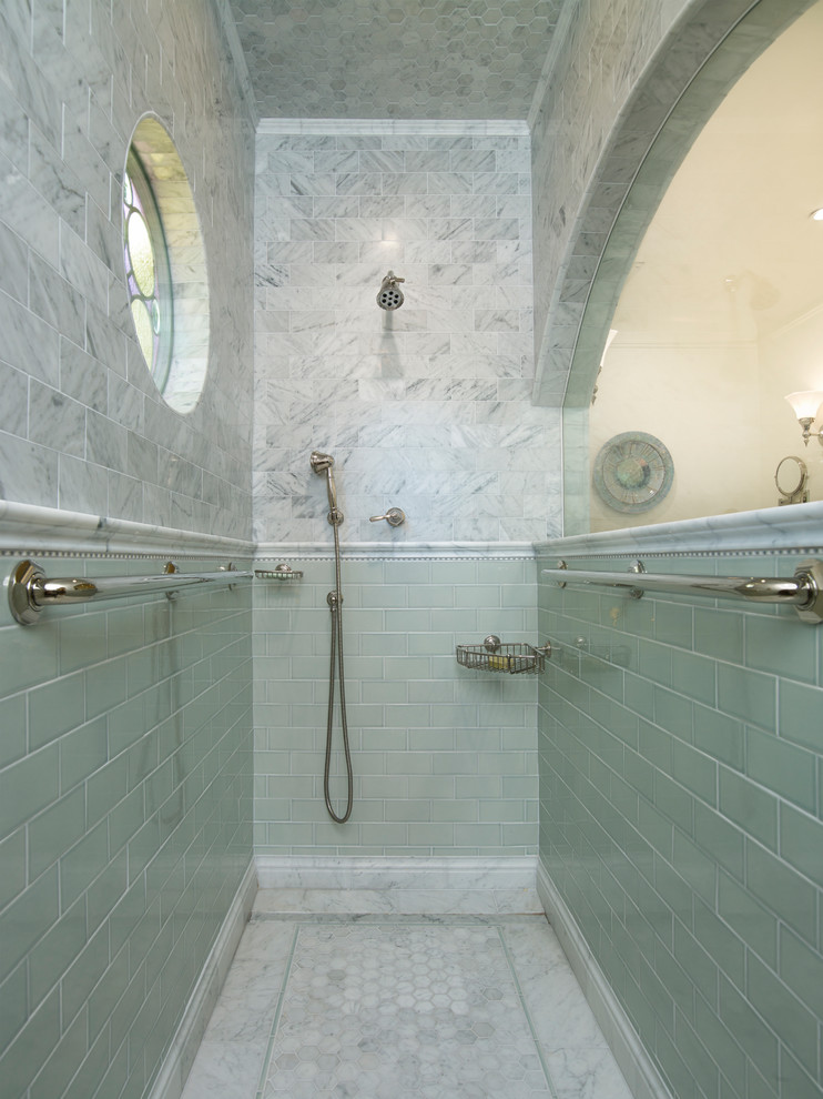 Свежая идея для дизайна: ванная комната среднего размера в стиле неоклассика (современная классика) с фасадами с утопленной филенкой, белыми фасадами, душем в нише, зеленой плиткой, керамической плиткой, серыми стенами, мраморным полом, душевой кабиной, монолитной раковиной, мраморной столешницей, серым полом, открытым душем и белой столешницей - отличное фото интерьера