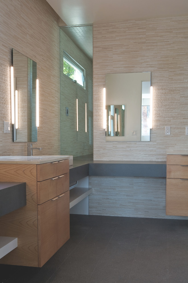 Idéer för att renovera ett mellanstort funkis en-suite badrum, med ett fristående handfat, släta luckor, skåp i mellenmörkt trä, bänkskiva i kvarts, beige kakel, porslinskakel, beige väggar och klinkergolv i porslin