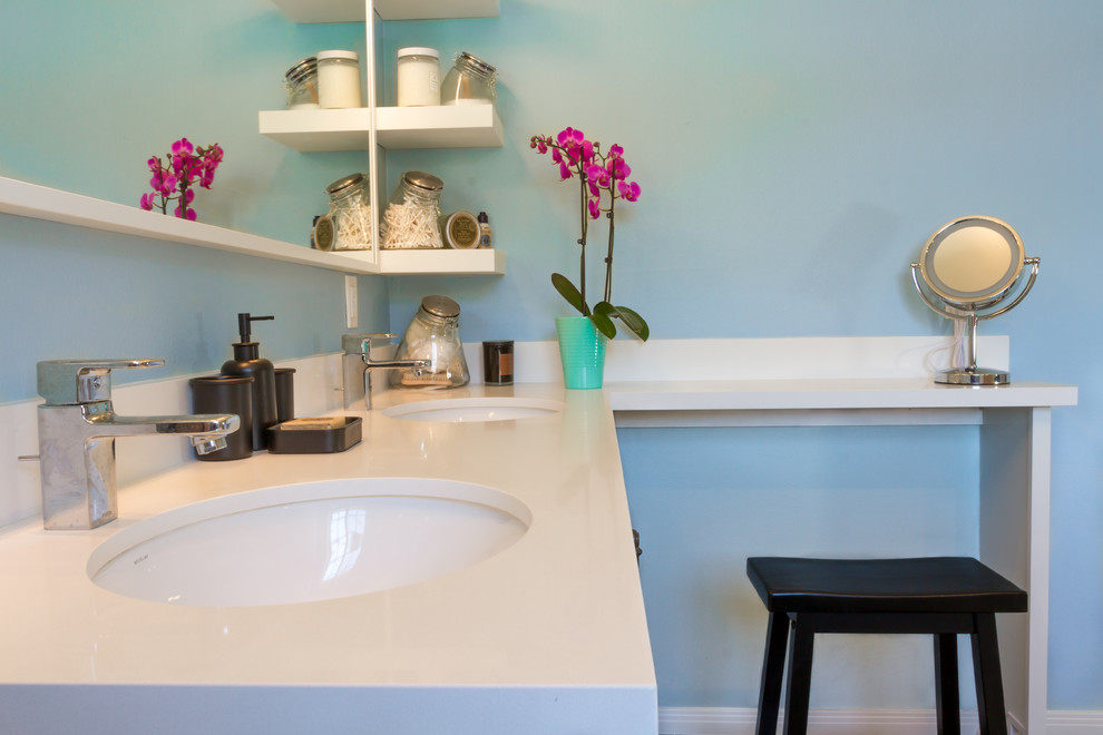 Bild på ett mellanstort vintage en-suite badrum, med skåp i shakerstil, vita skåp, ett fristående badkar, en hörndusch, en toalettstol med separat cisternkåpa, gröna väggar, klinkergolv i porslin, ett undermonterad handfat och bänkskiva i kvarts