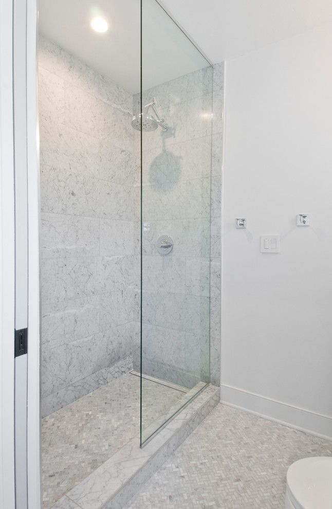 Стильный дизайн: маленькая ванная комната в стиле неоклассика (современная классика) с серыми фасадами, душем в нише, унитазом-моноблоком, белой плиткой, мраморной плиткой, белыми стенами, мраморным полом, душевой кабиной, монолитной раковиной, мраморной столешницей, разноцветным полом и открытым душем для на участке и в саду - последний тренд