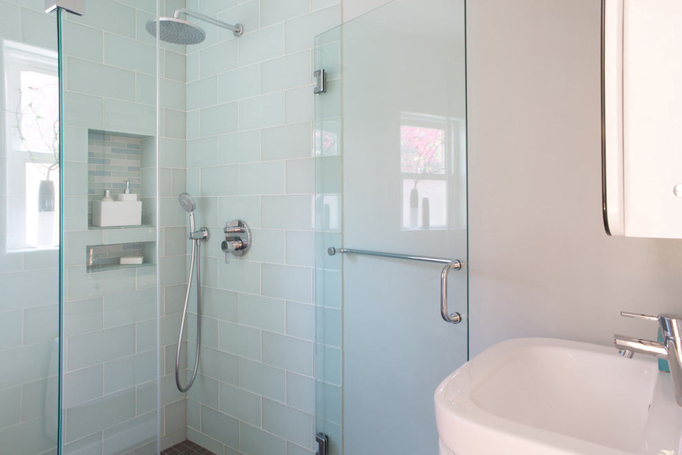 Mittelgroßes Modernes Duschbad mit flächenbündigen Schrankfronten, weißen Schränken, Mineralwerkstoff-Waschtisch, Eckdusche, Toilette mit Aufsatzspülkasten, Glasfliesen, grauer Wandfarbe und Porzellan-Bodenfliesen in Los Angeles