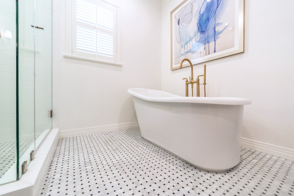 Пример оригинального дизайна: главная ванная комната среднего размера в классическом стиле с фасадами в стиле шейкер, темными деревянными фасадами, отдельно стоящей ванной, угловым душем, унитазом-моноблоком, белой плиткой, керамической плиткой, белыми стенами, полом из мозаичной плитки, врезной раковиной, столешницей из искусственного кварца, разноцветным полом, душем с распашными дверями и бежевой столешницей