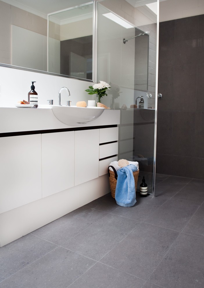 Kleines Modernes Badezimmer mit Einbauwaschbecken, weißen Schränken, Laminat-Waschtisch, offener Dusche, grauen Fliesen, Zementfliesen, weißer Wandfarbe, Keramikboden und flächenbündigen Schrankfronten in Perth