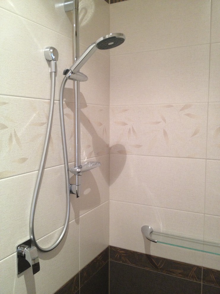 Foto di una grande stanza da bagno padronale minimal con WC sospeso, piastrelle beige, piastrelle in ceramica, pareti beige e pavimento con piastrelle in ceramica