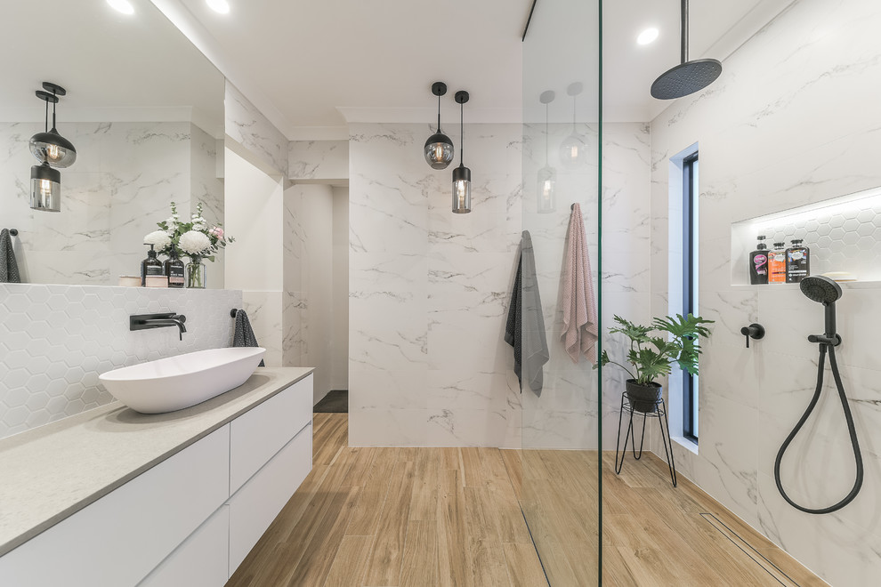 Exempel på ett stort modernt beige beige badrum, med vita skåp, en öppen dusch, keramikplattor, klinkergolv i keramik, ett fristående handfat, bänkskiva i akrylsten, med dusch som är öppen, släta luckor, vit kakel, vita väggar och beiget golv
