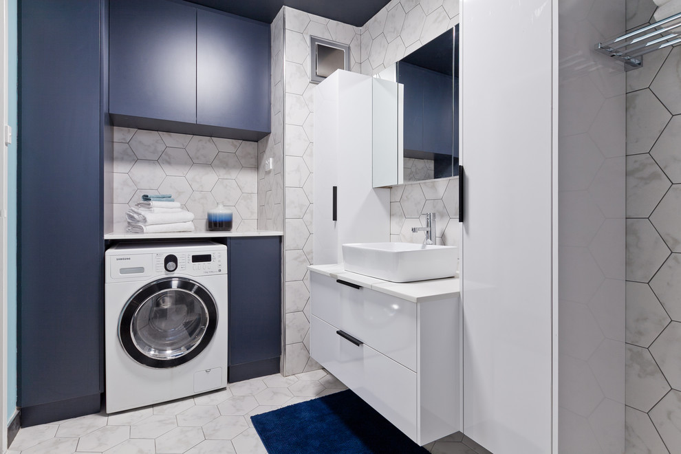 Modernes Duschbad mit flächenbündigen Schrankfronten, blauen Schränken, weißen Fliesen, Aufsatzwaschbecken, weißem Boden, weißer Waschtischplatte und Wäscheaufbewahrung in Perth