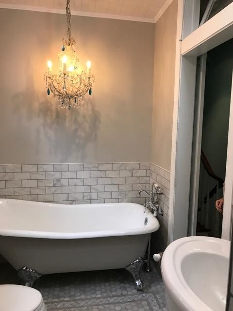 Cette photo montre une douche en alcôve victorienne de taille moyenne avec une baignoire sur pieds, WC séparés, un carrelage gris, des carreaux de porcelaine, un mur gris, un sol en carrelage de terre cuite et un plan vasque.