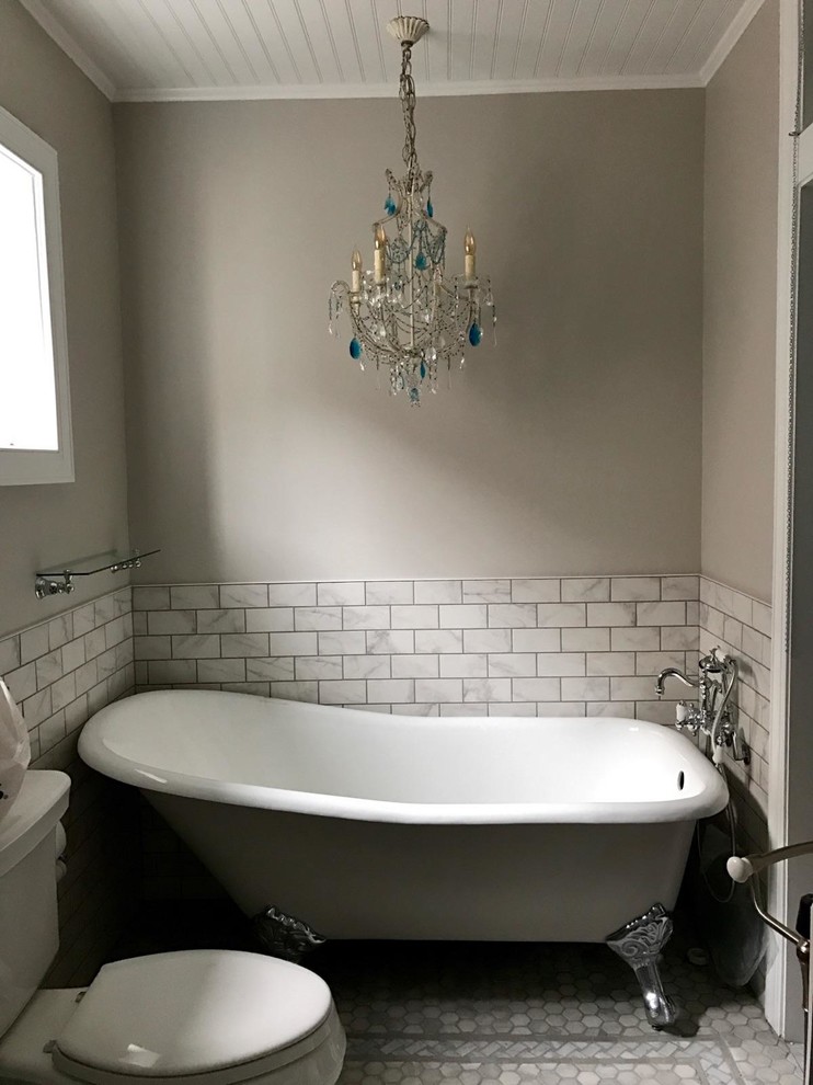 На фото: ванная комната среднего размера в викторианском стиле с ванной на ножках, душем в нише, раздельным унитазом, серой плиткой, керамогранитной плиткой, серыми стенами, полом из мозаичной плитки и консольной раковиной