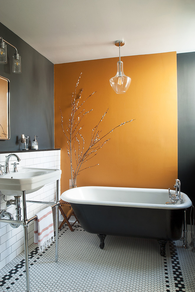 Стильный дизайн: ванная комната в стиле неоклассика (современная классика) с ванной на ножках, белой плиткой, плиткой кабанчик, оранжевыми стенами, полом из мозаичной плитки, подвесной раковиной и белым полом - последний тренд