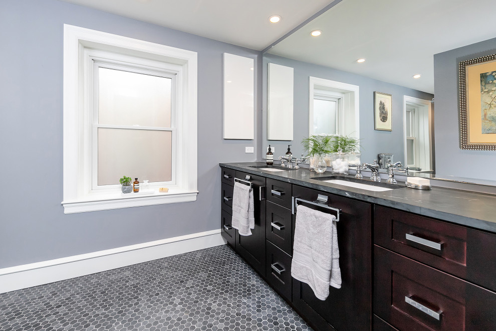 Ejemplo de cuarto de baño principal tradicional renovado grande con armarios estilo shaker, puertas de armario marrones, paredes azules, suelo con mosaicos de baldosas, lavabo bajoencimera, suelo gris y encimeras grises