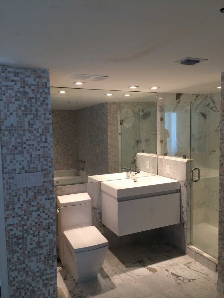 Exempel på ett litet modernt vit vitt badrum med dusch, med släta luckor, vita skåp, ett badkar i en alkov, en dusch i en alkov, en toalettstol med hel cisternkåpa, flerfärgad kakel, keramikplattor, flerfärgade väggar, marmorgolv, ett nedsänkt handfat, bänkskiva i kvarts, flerfärgat golv och med dusch som är öppen