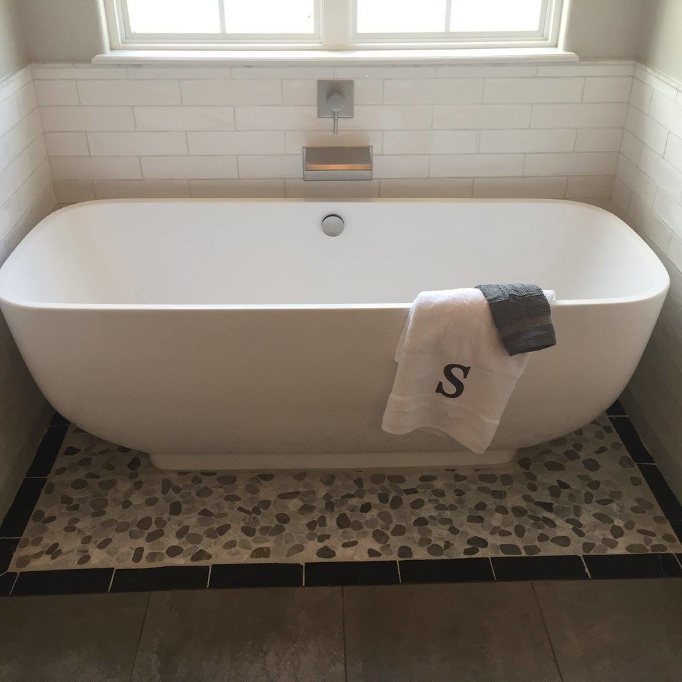 Inspiration för ett mellanstort vintage en-suite badrum, med ett fristående badkar, vit kakel, tunnelbanekakel, beige väggar och klinkergolv i småsten