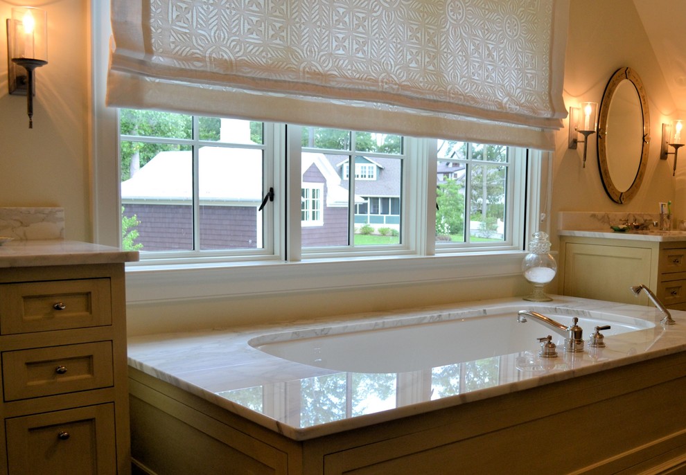 Exempel på ett stort klassiskt en-suite badrum, med skåp i shakerstil, gula skåp, ett undermonterat badkar, en dusch i en alkov, beige väggar, mörkt trägolv, ett undermonterad handfat och marmorbänkskiva