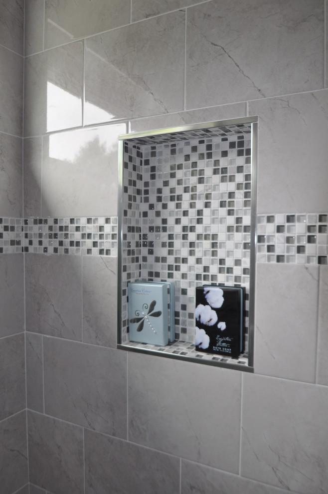 Пример оригинального дизайна: главная ванная комната среднего размера в стиле неоклассика (современная классика) с плоскими фасадами, серыми фасадами, ванной в нише, душем в нише, серой плиткой, керамической плиткой, серыми стенами, полом из керамогранита, врезной раковиной, столешницей из кварцита и серым полом