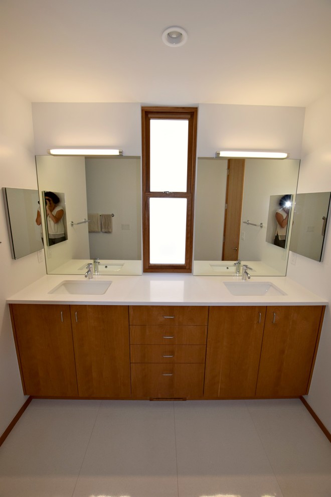 Стильный дизайн: главная ванная комната среднего размера в стиле модернизм с плоскими фасадами, фасадами цвета дерева среднего тона и врезной раковиной - последний тренд