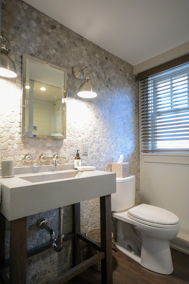 Diseño de cuarto de baño rural de tamaño medio con sanitario de dos piezas, baldosas y/o azulejos blancos, paredes blancas, suelo de madera oscura, aseo y ducha y lavabo tipo consola