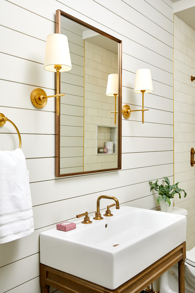 Inspiration för mellanstora klassiska vitt badrum med dusch, med öppna hyllor, skåp i slitet trä, en toalettstol med hel cisternkåpa, vit kakel, cementkakel, grå väggar, cementgolv, ett fristående handfat och marmorbänkskiva