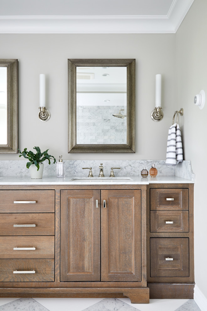 Пример оригинального дизайна: главная ванная комната среднего размера в классическом стиле с фасадами в стиле шейкер, искусственно-состаренными фасадами, полновстраиваемой ванной, душем над ванной, унитазом-моноблоком, белой плиткой, мраморной плиткой, серыми стенами, мраморным полом, настольной раковиной, мраморной столешницей, белым полом, открытым душем и белой столешницей