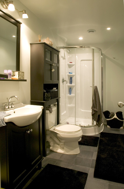 Exempel på ett mellanstort modernt badrum med dusch, med luckor med profilerade fronter, skåp i mörkt trä, en hörndusch, ett piedestal handfat, en toalettstol med separat cisternkåpa, grå väggar och skiffergolv