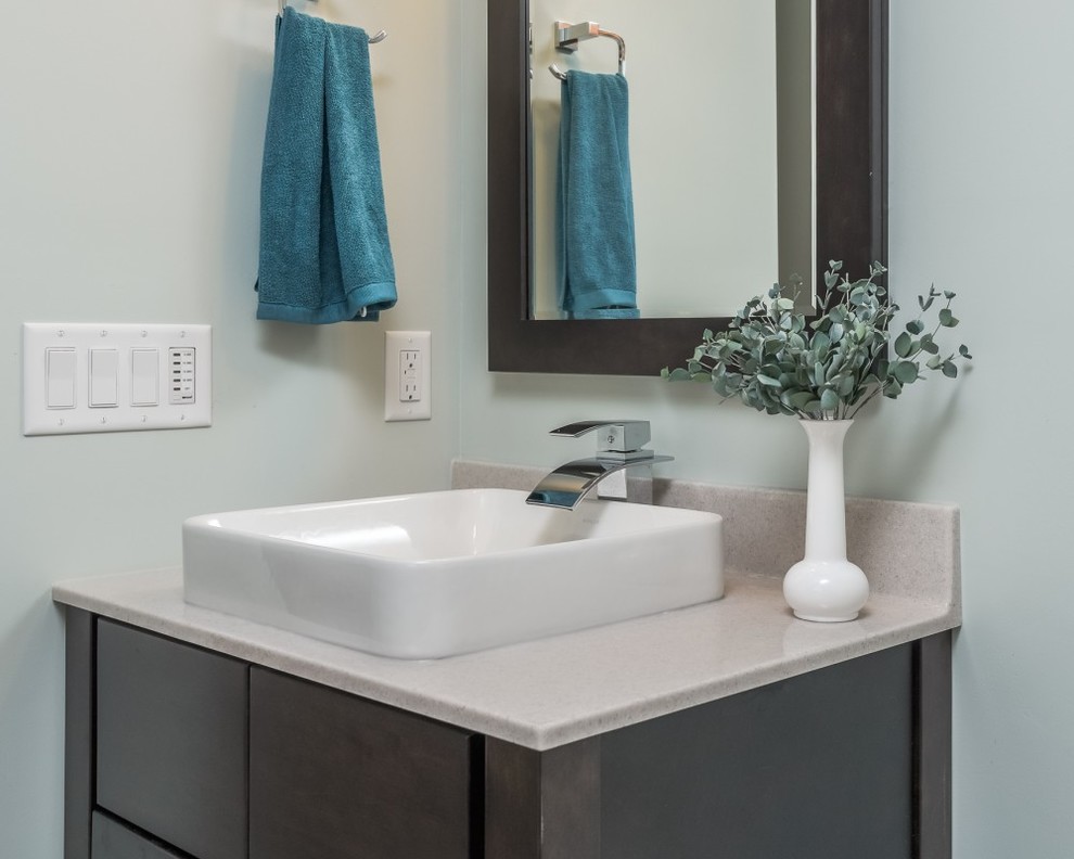 Idéer för ett mellanstort modernt badrum med dusch, med släta luckor, bruna skåp, en öppen dusch, en vägghängd toalettstol, grå kakel, porslinskakel, grå väggar, klinkergolv i porslin, ett fristående handfat, bänkskiva i kvarts, grått golv och med dusch som är öppen