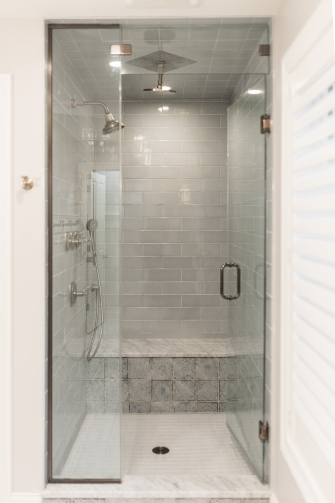 Пример оригинального дизайна: ванная комната среднего размера в стиле фьюжн с душем в нише, унитазом-моноблоком, душем с распашными дверями, тумбой под две раковины, сиденьем для душа, душевой кабиной и врезной раковиной