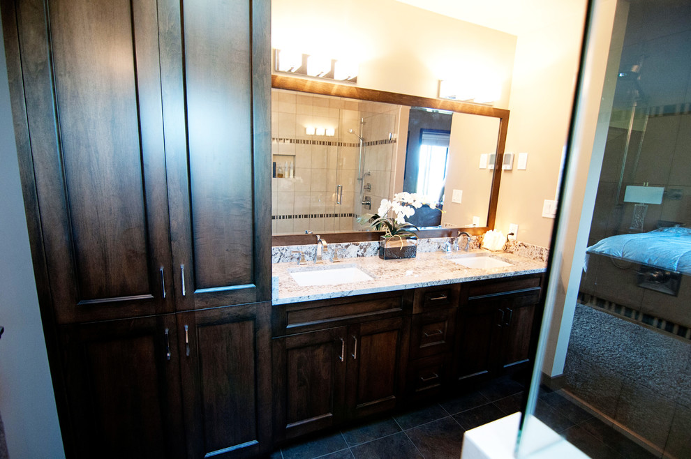 Mittelgroßes Klassisches Badezimmer En Suite mit Schrankfronten im Shaker-Stil, braunen Schränken und Granit-Waschbecken/Waschtisch in Vancouver