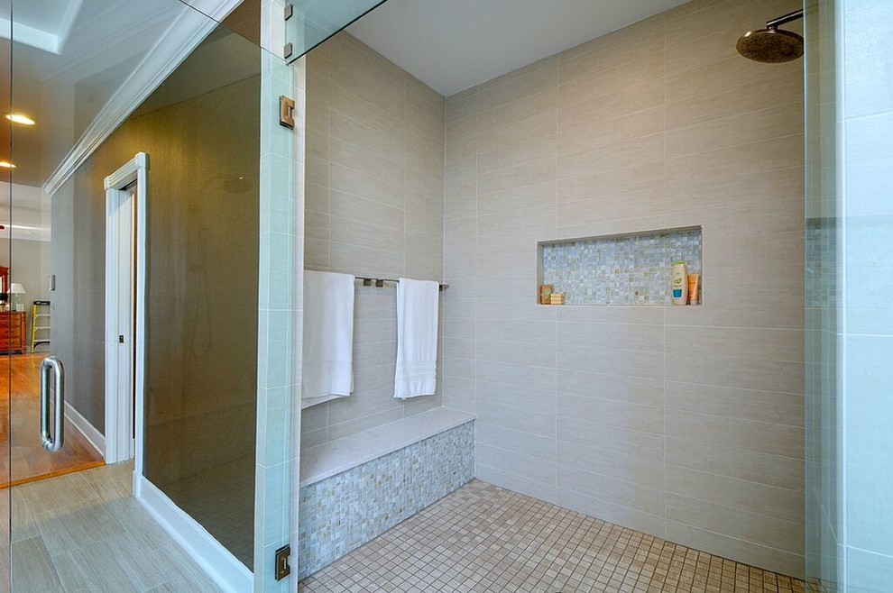 Exemple d'une salle de bain principale romantique de taille moyenne avec une vasque, un placard en trompe-l'oeil, des portes de placard grises, un plan de toilette en quartz modifié, un bain bouillonnant, une douche à l'italienne, WC séparés, un carrelage beige, un carrelage en pâte de verre, un mur gris et un sol en carrelage de porcelaine.