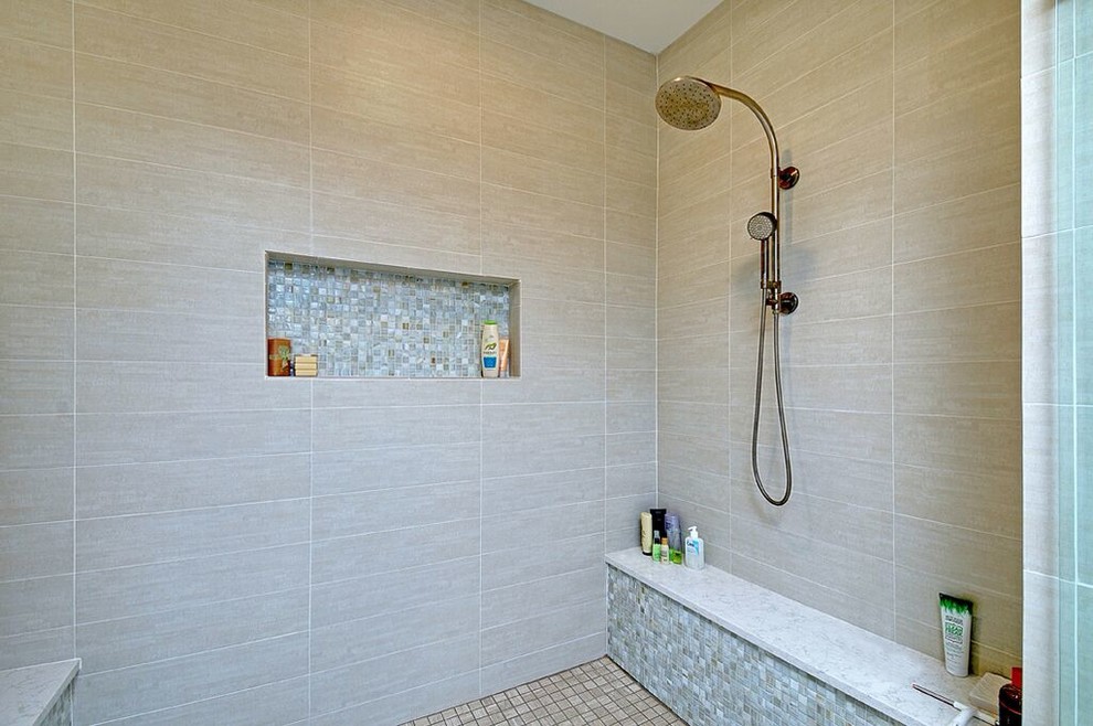 Foto på ett mellanstort shabby chic-inspirerat en-suite badrum, med ett fristående handfat, möbel-liknande, grå skåp, bänkskiva i kvarts, en kantlös dusch, en toalettstol med separat cisternkåpa, beige kakel, glaskakel, grå väggar och klinkergolv i porslin