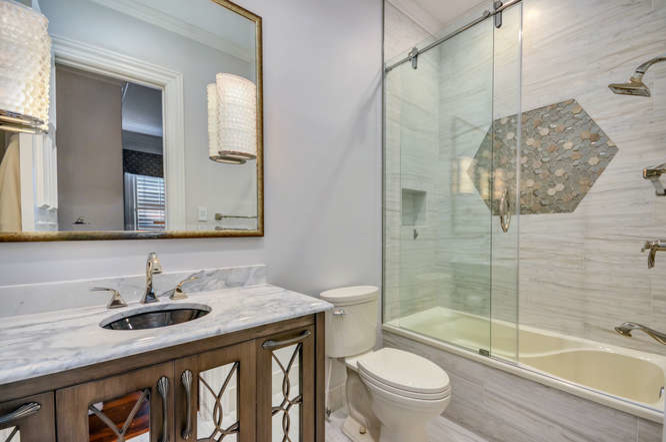 На фото: ванная комната среднего размера в стиле неоклассика (современная классика) с стеклянными фасадами, темными деревянными фасадами, накладной ванной, раздельным унитазом, серой плиткой, мраморной плиткой, серыми стенами, мраморным полом, врезной раковиной, мраморной столешницей, серым полом и душем с распашными дверями с