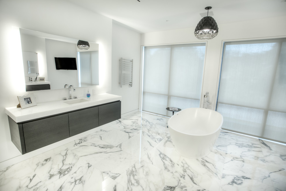 Idee per una stanza da bagno padronale classica con ante grigie, vasca freestanding e pareti bianche
