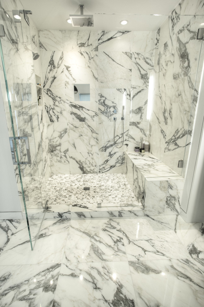 Foto di una stanza da bagno padronale tradizionale con ante grigie, vasca freestanding, doccia alcova, pareti bianche e porta doccia a battente