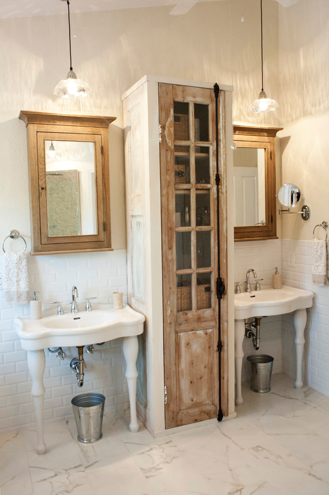 Imagen de cuarto de baño romántico con lavabo tipo consola