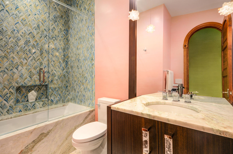 Inspiration för ett mellanstort funkis en-suite badrum, med släta luckor, skåp i mörkt trä, ett undermonterat badkar, en dusch/badkar-kombination, grön kakel, mosaik, rosa väggar, marmorgolv, ett undermonterad handfat, bänkskiva i onyx och en toalettstol med separat cisternkåpa