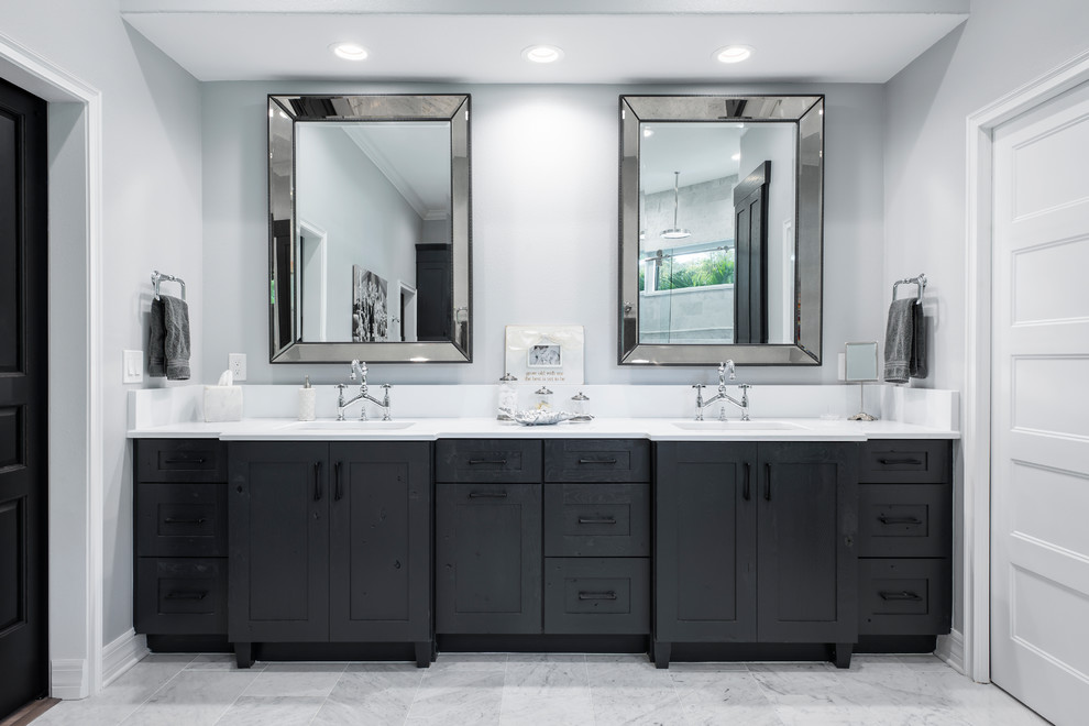 Пример оригинального дизайна: огромная главная ванная комната в классическом стиле с фасадами в стиле шейкер, черными фасадами, отдельно стоящей ванной, душем в нише, раздельным унитазом, белой плиткой, мраморной плиткой, серыми стенами, мраморным полом, врезной раковиной, столешницей из искусственного кварца, белым полом, белой столешницей и душем с раздвижными дверями