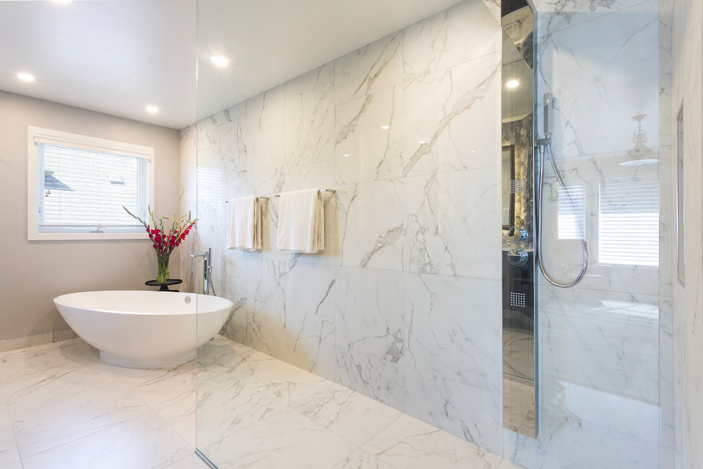 Idéer för att renovera ett mellanstort funkis en-suite badrum, med ett fristående badkar, marmorkakel, med dusch som är öppen, en kantlös dusch, en toalettstol med hel cisternkåpa, vita väggar, marmorgolv och vitt golv