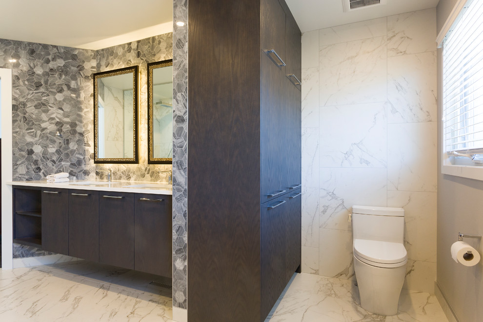 Exempel på ett mellanstort modernt en-suite badrum, med en toalettstol med hel cisternkåpa, ett undermonterad handfat, vitt golv, släta luckor, bruna skåp, vit kakel, marmorkakel, vita väggar, marmorgolv, bänkskiva i akrylsten och dusch med gångjärnsdörr