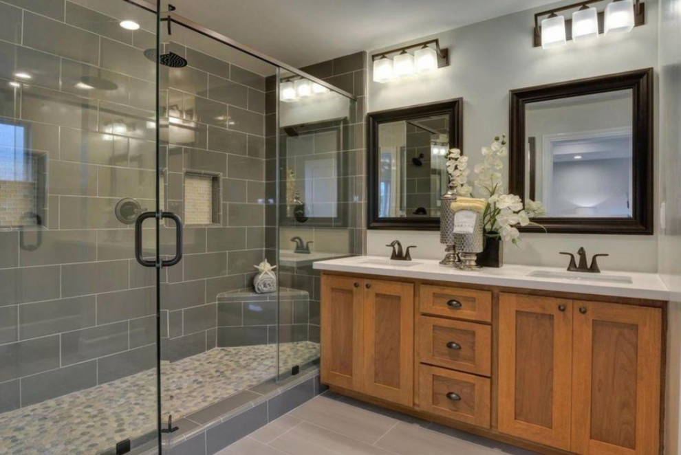 Idéer för ett mellanstort klassiskt en-suite badrum, med skåp i shakerstil, skåp i ljust trä, våtrum, grå väggar, klinkergolv i keramik, ett integrerad handfat, marmorbänkskiva, grått golv och dusch med gångjärnsdörr
