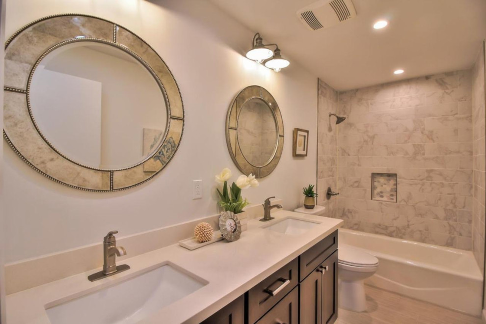Idéer för ett mellanstort klassiskt badrum, med skåp i shakerstil, svarta skåp, ett badkar i en alkov, en dusch/badkar-kombination, en toalettstol med separat cisternkåpa, beige kakel, keramikplattor, vita väggar, klinkergolv i keramik, ett undermonterad handfat, marmorbänkskiva, beiget golv och med dusch som är öppen