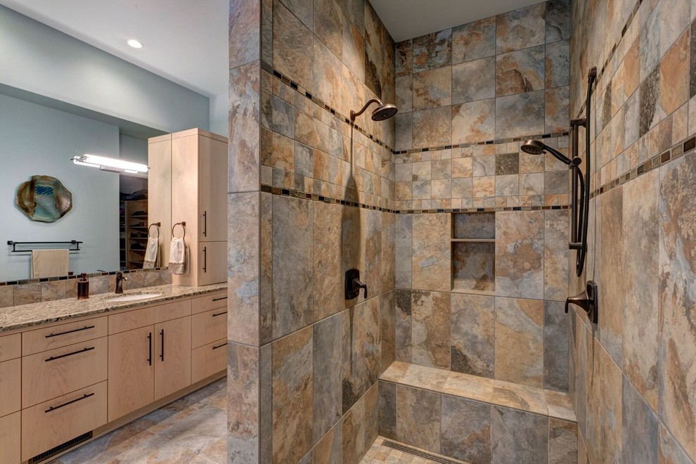 Mittelgroßes Mediterranes Badezimmer En Suite mit flächenbündigen Schrankfronten, beigen Schränken, Eckbadewanne, Duschnische, blauer Wandfarbe und offener Dusche in Portland