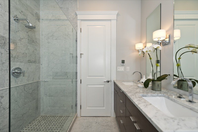 Идея дизайна: ванная комната среднего размера в современном стиле с накладной раковиной, плоскими фасадами, темными деревянными фасадами, мраморной столешницей, угловым душем, разноцветной плиткой, каменной плиткой, серыми стенами, мраморным полом и душевой кабиной