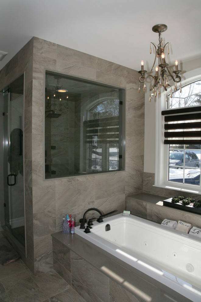 На фото: ванная комната в стиле неоклассика (современная классика) с накладной ванной и угловым душем