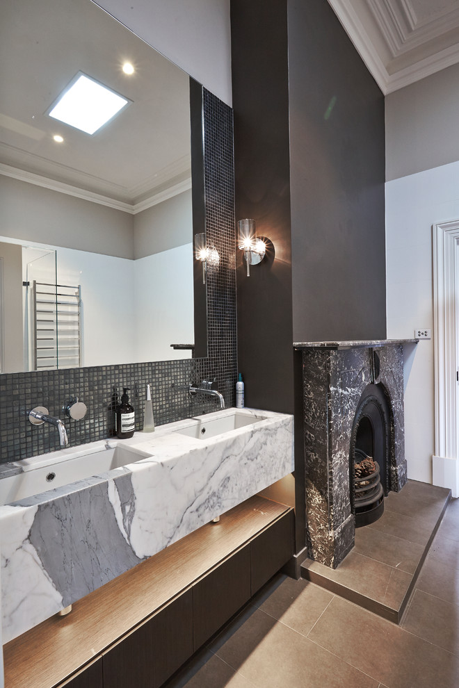 Foto di una stanza da bagno design con ante lisce, ante in legno bruno, pareti multicolore e lavabo sottopiano