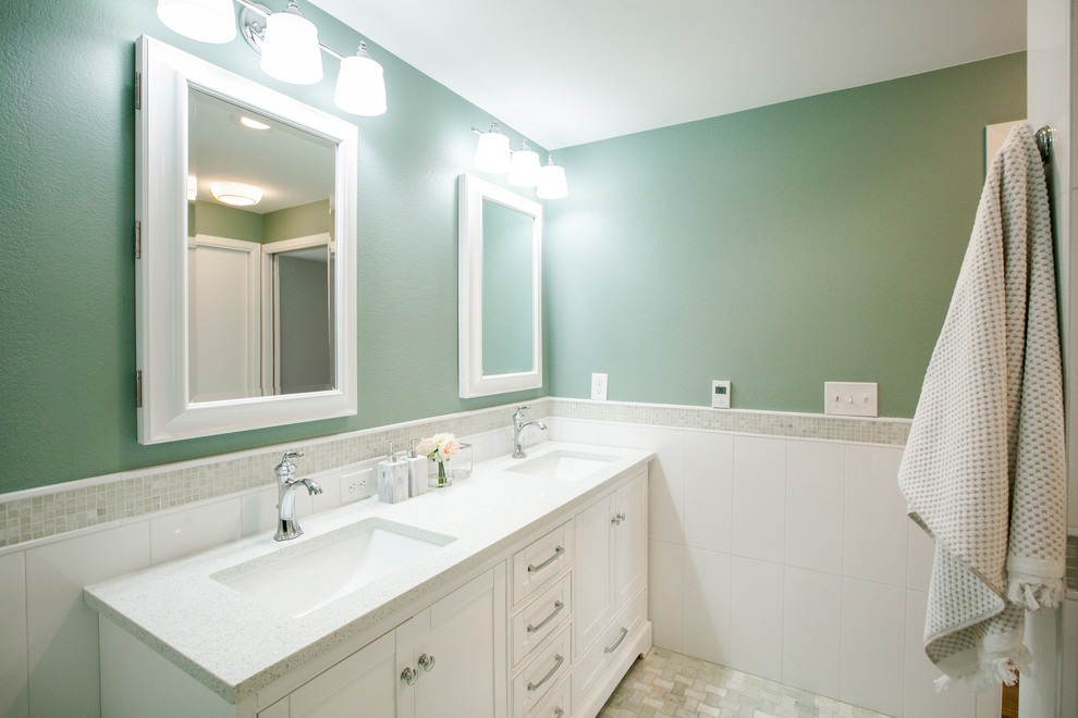 Foto på ett mellanstort vintage vit en-suite badrum, med möbel-liknande, vita skåp, en dusch i en alkov, en toalettstol med separat cisternkåpa, vit kakel, keramikplattor, gröna väggar, marmorgolv, ett integrerad handfat, bänkskiva i kvarts, grönt golv och dusch med gångjärnsdörr